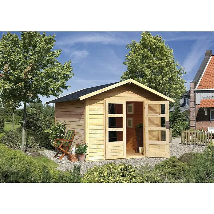 Karibu Gartenhaus Talkau 8 - Außenmaß inkl. Dachüberstand (B x T): 330 x 330 cm, Holz, Natur - Eine Gartenlaube aus Holz mit geöffneten Glastüren, umgeben von üppigem Grün, bietet einen idyllischen Rückzugsort im Garten.
