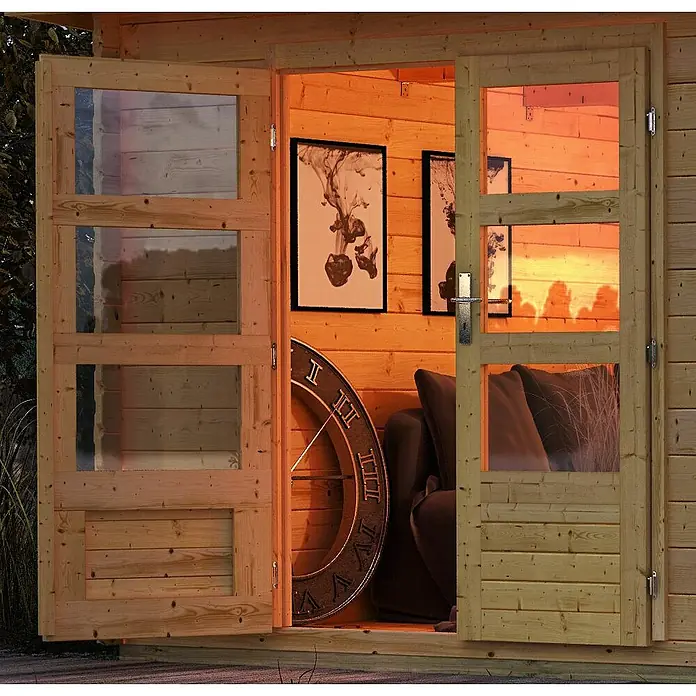 Karibu Gartenhaus Talkau 8 - Außenmaß inkl. Dachüberstand (B x T): 330 x 330 cm, Holz, Natur - Blick in ein Holzgartenhaus mit geöffneten Türen, das mit einem Sofa und Dekorationsgegenständen eingerichtet ist.