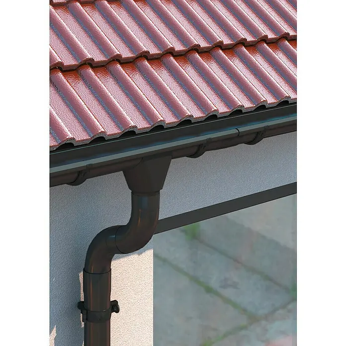 Sarei Dachrinnenhalter - Nennweite: 80 mm, Anthrazit, Stahl - Nahaufnahme einer Dachrinne aus Kunststoff in Schwarz, die an einer Hauswand befestigt ist, mit einem roten Ziegeldach im Hintergrund.