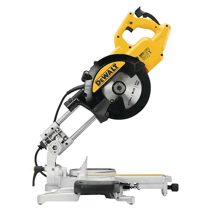 DeWalt Paneelsäge DWS773-QS - 1.300 W, Durchmesser Sägeblatt: 216 mm - Eine DeWalt Kappsäge mit einem gelben Griff und einem schwarzen Sägeblatt vor einem schwarzen Hintergrund.