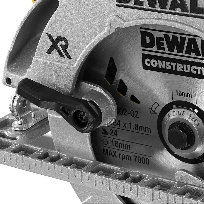 DeWalt XR 18V Akku-Handkreissäge DCS572N-XJ - Ohne Akku, 0 U/min - 5.500 U/min - Detailaufnahme einer DEWALT XR Kreissäge, die die Marke, die Klinge und die Sicherheitshinweise hervorhebt.