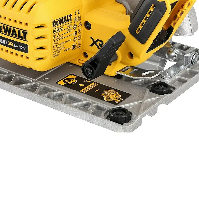 DeWalt XR 18V Akku-Handkreissäge DCS572N-XJ - Ohne Akku, 0 U/min - 5.500 U/min - Detailansicht der DEWALT DCS572 Akku-Handkreissäge, die eine robuste Bauweise und präzise Schnittführung zeigt.