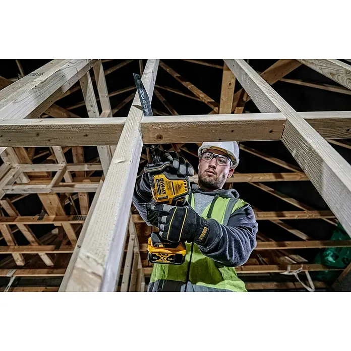 DeWalt XR 18V Akku-Säbelsäge DCS369N-XJ - 18 V, Ohne Akku, 0 /min - 2.800 /min - Ein Bauarbeiter benutzt eine DeWalt Säbelsäge zum Schneiden von Holz auf einer Baustelle. Das Werkzeug ist gelb und schwarz.