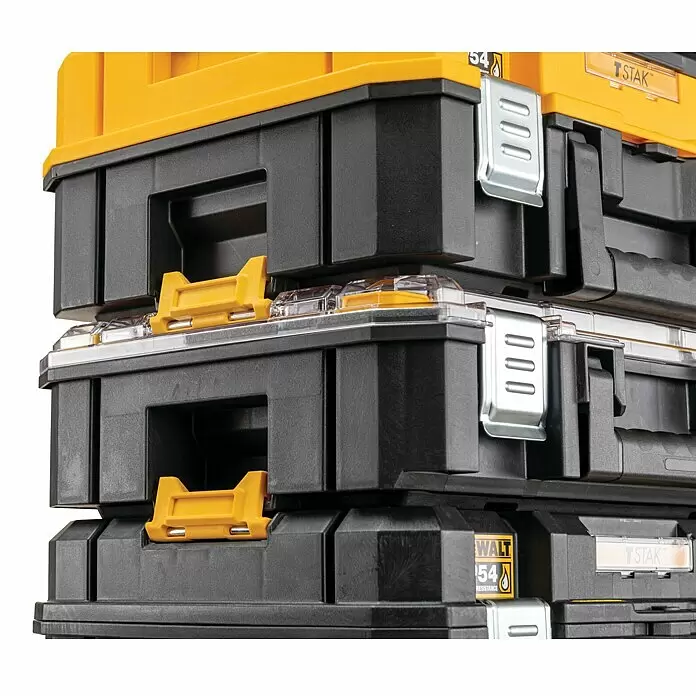 DeWalt Werkzeugkasten TSTAK BOX IV - L x B x H: 333 x 440 x 302 mm, Kunststoff, Abschließbar - Nahaufnahme gestapelter schwarzer und gelber modularer Werkzeugkisten des DeWalt T-STAK Systems mit transparenten Deckeln und Metallverschlüssen.