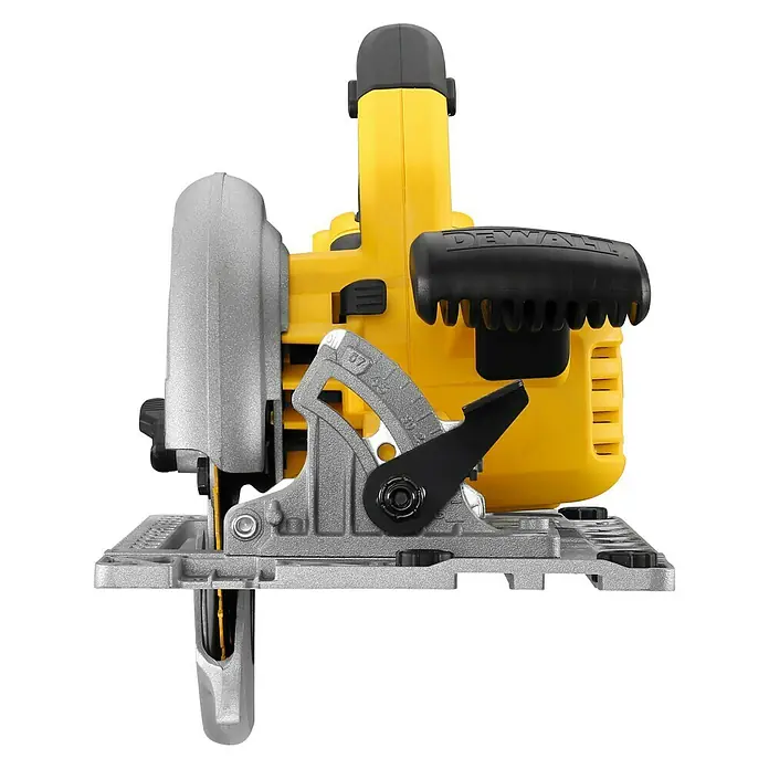 DeWalt XR 18V Akku-Handkreissäge DCS572N-XJ - Ohne Akku, 0 U/min - 5.500 U/min - Detailaufnahme einer gelben DeWalt Kreissäge mit Metallsägeblatt und schwarzem Griff vor schwarzem Hintergrund.