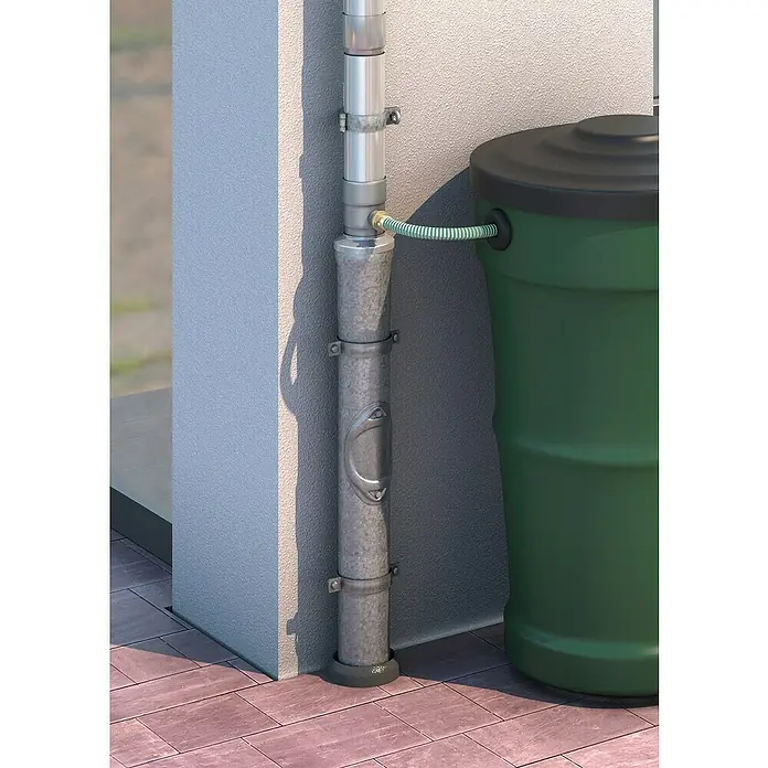 Sarei Fallrohrschelle - Nennweite: 80 mm - Nahaufnahme eines Regenwassertanks mit Regenfallrohr-Anschluss, der eine nachhaltige Wassernutzung im Garten ermöglicht.