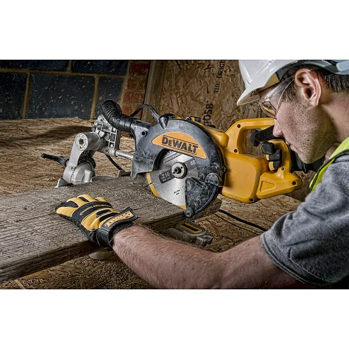 DeWalt Paneelsäge DWS773-QS - 1.300 W, Durchmesser Sägeblatt: 216 mm - Ein Bauarbeiter schneidet Holz mit einer gelben DeWalt Kapp- und Gehrungssäge. Das Gerät ist gut sichtbar, und seine Marke ist deutlich erkennbar.