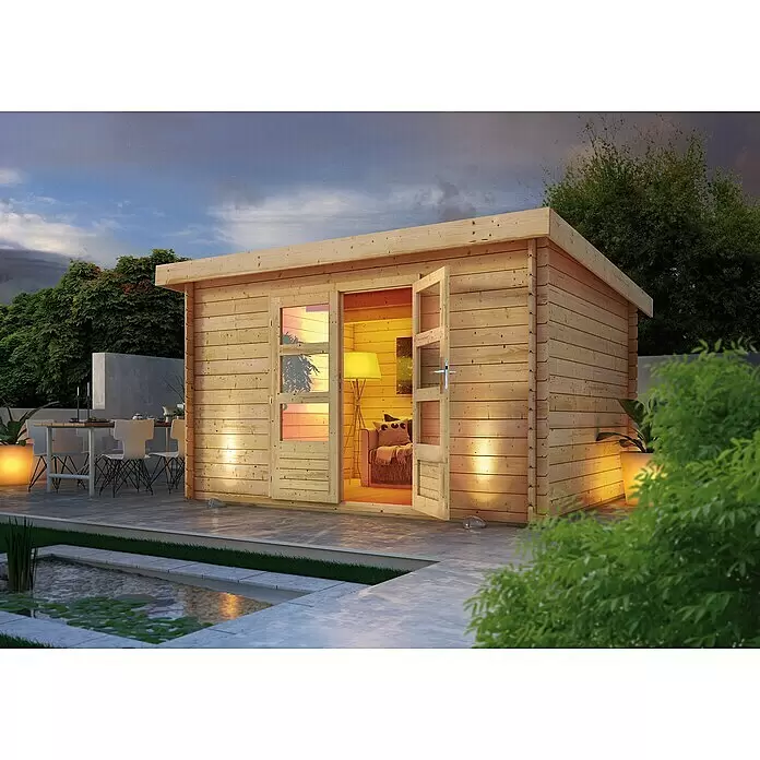 Karibu Gartenhaus Bastrup 7 - Außenmaß inkl. Dachüberstand (B x T): 375 x 333 cm, Holz, Natur - Beleuchtetes Gartenhaus aus Naturholz mit offener Tür, auf einer Terrasse am Teich bei Dämmerung, zeigt sein gemütliches Inneres.