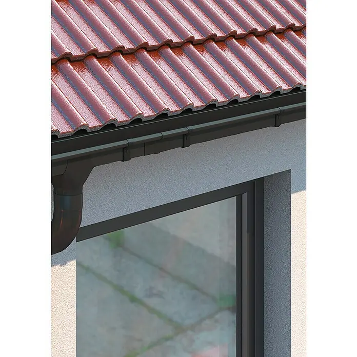Sarei Kastenrinnenhalter - Nennweite: 70 mm, Anthrazit, Stahl - Nahaufnahme eines Daches mit roten Ziegeln, einer dunklen Dachrinne und einem Fenster an einem Gebäude.