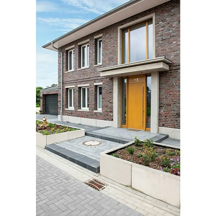 Diephaus L-Stein - 55 cm, 50 cm, Stärke: 12 cm, Grau - Eingangsbereich eines modernen Backsteinhauses mit einer hellbraunen Holztür mit der Nummer 15 und gepflastertem Gehweg.