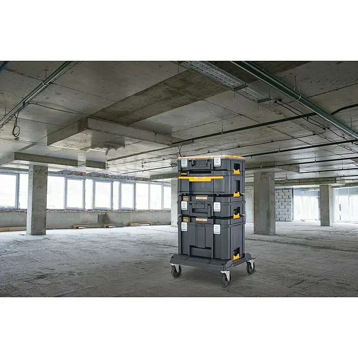 DeWalt Werkzeugkasten TSTAK II - L x B x H: 333 x 440 x 162 mm, Kunststoff - Ein Set von DeWalt-Werkzeugkisten auf einem Rollwagen, ideal für die mobile Aufbewahrung und den Transport von Werkzeugen auf Baustellen.