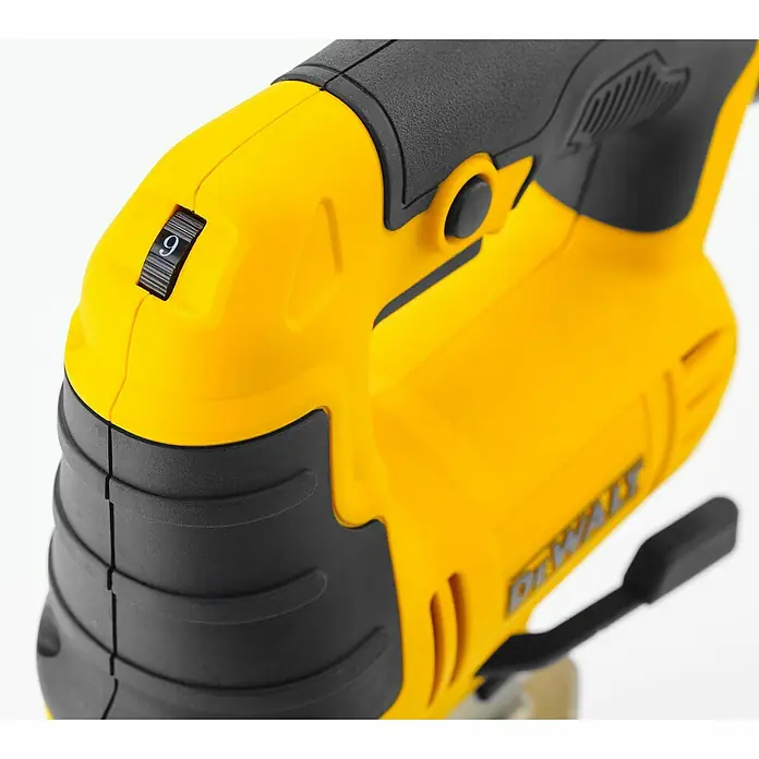DeWalt Elektro-Pendelhubstichsäge DWE349-QS - 500 /min - 3.200 /min, Max. Schnitttiefe in Holz: 85 mm, Anzahl Pendelhubstufen: 3 Stk. - Nahaufnahme einer gelben und schwarzen DEWALT Stichsäge mit Geschwindigkeitsregler auf Stufe 9.