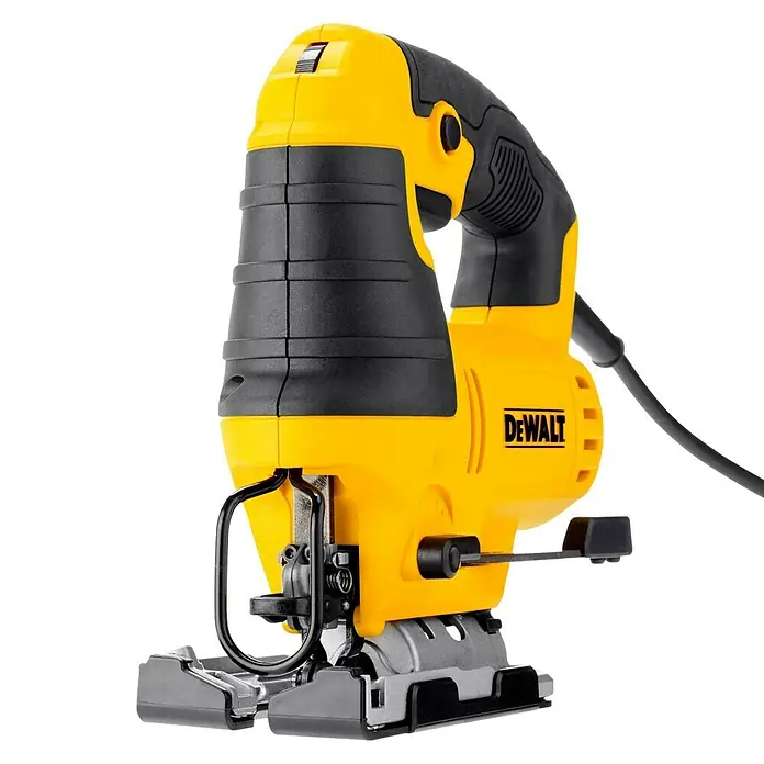 DeWalt Elektro-Pendelhubstichsäge DWE349-QS - 500 /min - 3.200 /min, Max. Schnitttiefe in Holz: 85 mm, Anzahl Pendelhubstufen: 3 Stk. - Das Bild zeigt eine gelbe und schwarze Dewalt Stichsäge vor einem schwarzen Hintergrund. Das Elektrowerkzeug ist robust und für präzise Holzarbeiten konzipiert.