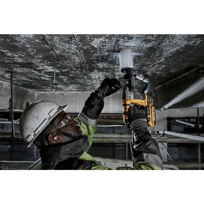 DeWalt XR 18V Akku-Bohrhammer DCH172N-XJ - 18 V, Ohne Akku, 1,4 J - Ein Bauarbeiter benutzt einen gelben DeWalt Akku-Bohrhammer mit Staubabsaugung an einer Decke. Sicherheitsvorkehrungen sind getroffen.