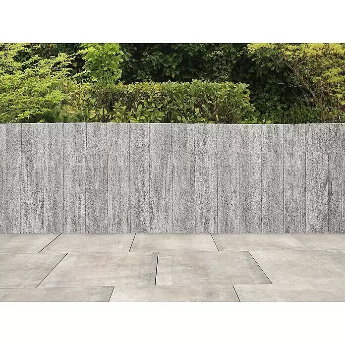 Diephaus Palisade Niles - 60 x 20 x 8 cm, Granit, Beton - Graue Steinmauer mit großen grauen Terrassenplatten.