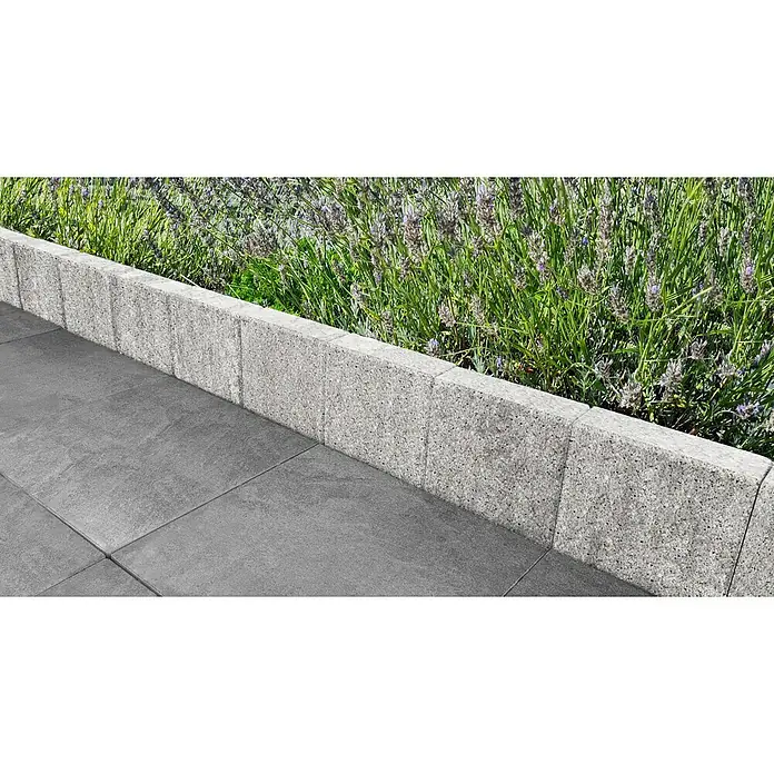 Diephaus Palisade Niles - 60 x 20 x 8 cm, Granit, Beton - Graue Pflastersteine mit Betonrand und Lavendel. Die Steine sind quadratisch und der Betonrand ist aus kleinen Steinen.