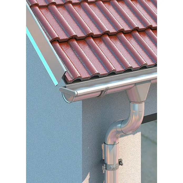Sarei Rinnenendstück - Nennweite: 80 mm, Aluminium, Silber, Links & Rechts - Nahaufnahme von Dachrinnen und Dachziegeln an einem Haus, die das Entwässerungssystem und die architektonischen Details hervorheben.