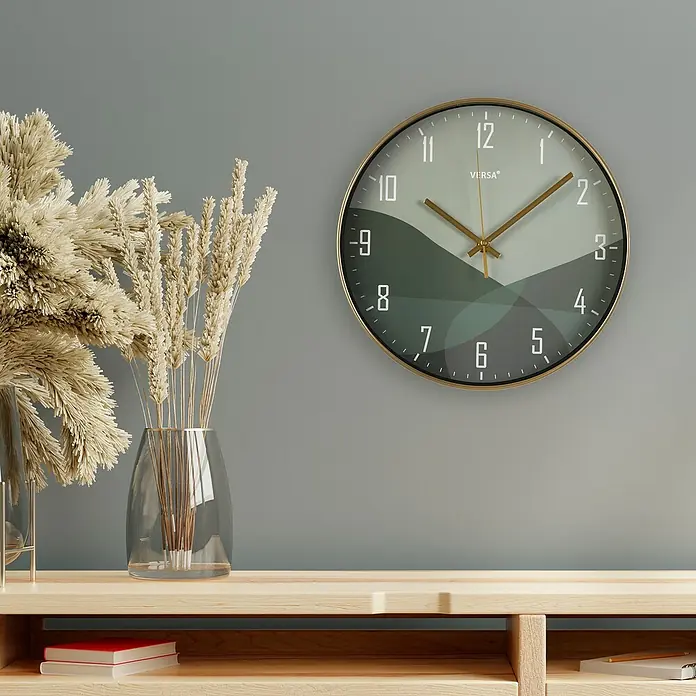 Versa Reloj de pared Verde Oscuro - Diámetro: 30 cm, Verde Oscuro - Elegante reloj de pared con diseño moderno. El reloj presenta una esfera limpia y una estética minimalista, perfecto para cualquier decoración.