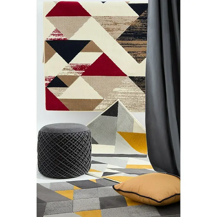 Alfombra de pelo corto Alpes - Granate, 100% polipropileno - Imagen de alfombras geométricas coloridas con un puf gris y un cojín mostaza. Diseño decorativo y moderno para el hogar.