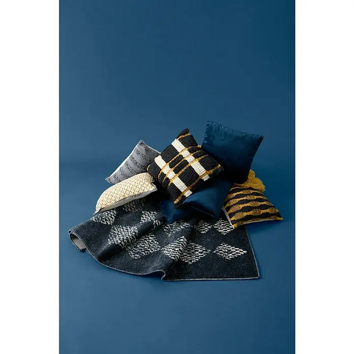 Cojín Velvet - 45 x 45 cm, Textil, Marino, Cuadrado - Montón de cojines decorativos y una manta en varias texturas y colores sobre un fondo azul.
