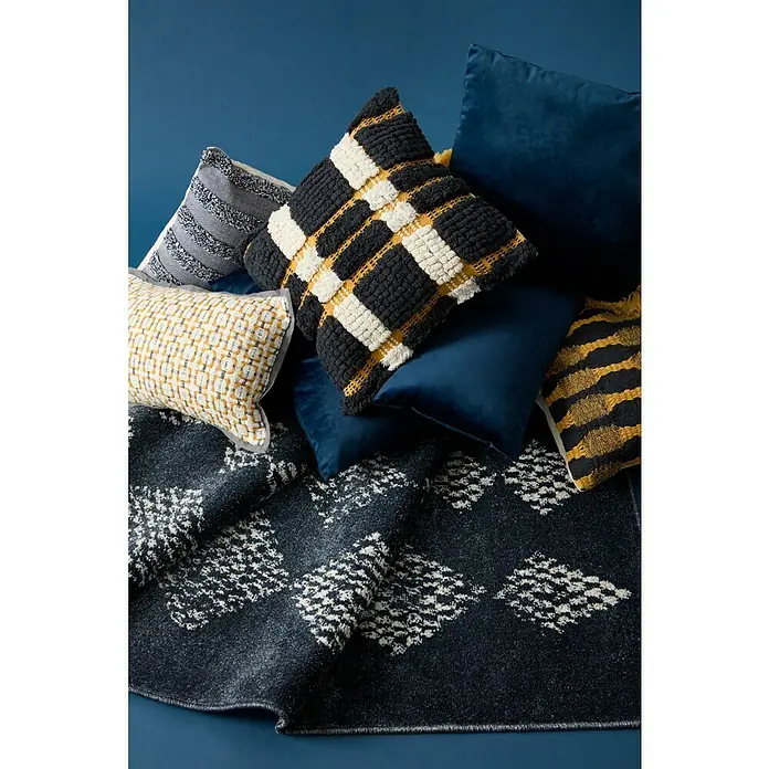 Cojín Velvet - 45 x 45 cm, Textil, Marino, Cuadrado - Cojines decorativos en varios patrones y texturas sobre una alfombra estampada, ideales para la decoración de salón o dormitorio.