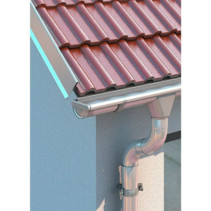 Sarei Rinnenendstück - Nennweite: 80 mm, Links, Aluminium - Nahaufnahme einer Dachrinne aus Metall mit einem Fallrohr vor einer Wand und einem Ziegeldach.