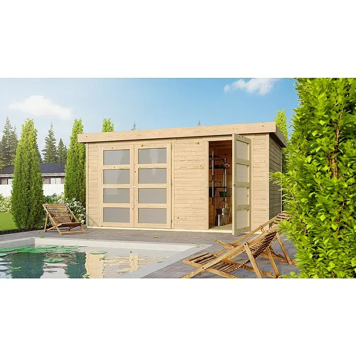 Karibu Gartenhaus Mühlentrup 1 - Außenmaß inkl. Dachüberstand (B x T): 428 x 238 cm, Holz, Natur - Ein helles Holzgartenhaus mit Glastüren und einem offenen Eingang, neben einem Pool und Liegestühlen.