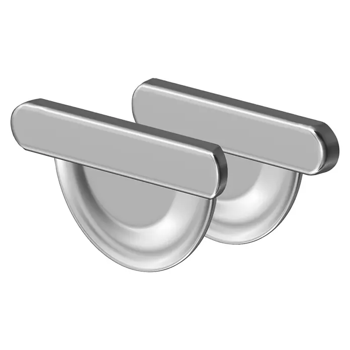 Sarei Rinnenendstück - Nennweite: 100 mm, Zink, Silber, Links & Rechts - Nahaufnahme von zwei silberfarbenen, halbmondförmigen Abfalleimern mit glatten, rechteckigen Griffen auf schwarzem Hintergrund.