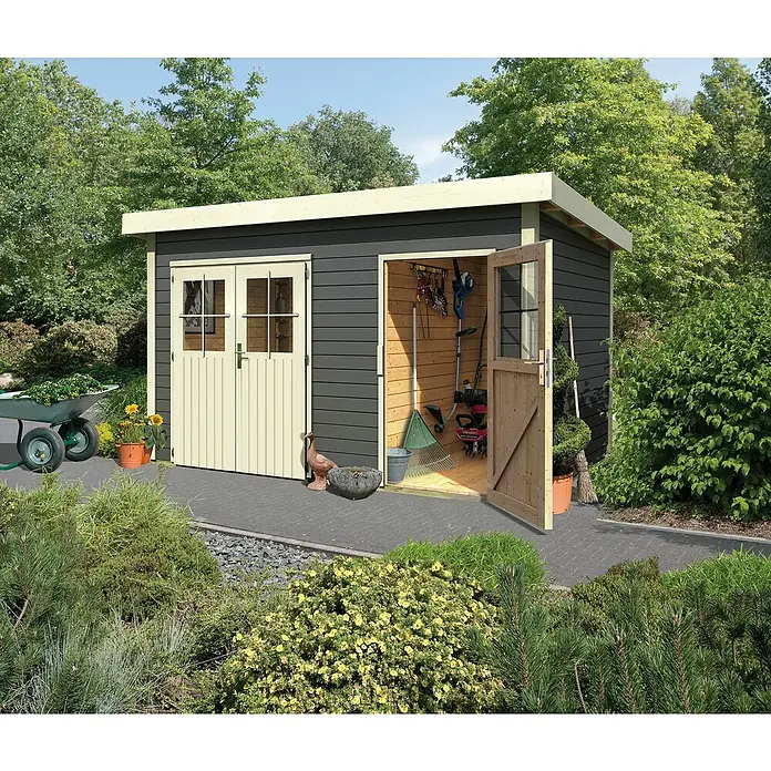 Karibu Gartenhaus Tintrup - Holz, Terragrau, Weiß - Ein graues Gartenhaus mit beigen Türen und einem offenen Eingang, umgeben von üppigem Grün und Blumen.