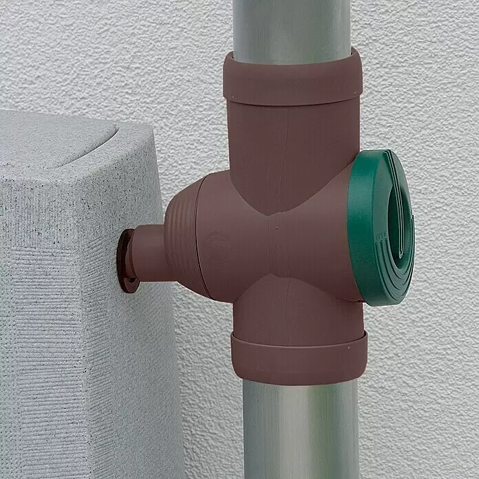 Regensammler Inox - Braun, Grün, Größe Anschluss: 32 mm - Brauner Regenrohrfilter, an silbernes Fallrohr und grauen Regenspeicher angeschlossen, mit grüner Kappe.