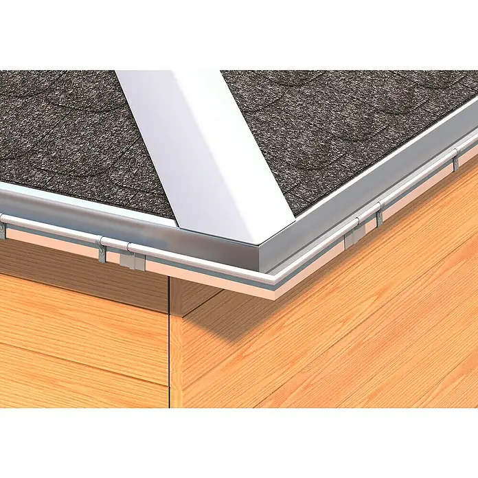 Sarei Kastenrinnenwinkel - Nennweite: 85 mm, Außenecke, Zink - Nahaufnahme einer Dachrinne aus Metall an einem Gebäude mit Holzwand und Bitumendach, die Regenwasser ableitet.