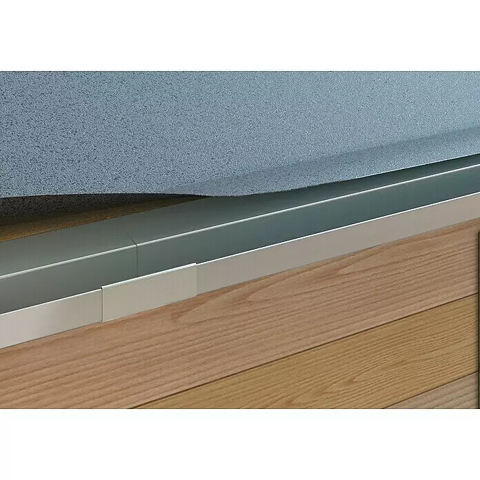 Sarei Piccolo Rinnenverbinder - Nennweite: 70 mm, Aluminium, Silber - Silbernes Aluminium-Rinnenentwässerungssystem zwischen grauer Texturfläche und Holzplanken zur Wasserableitung installiert.