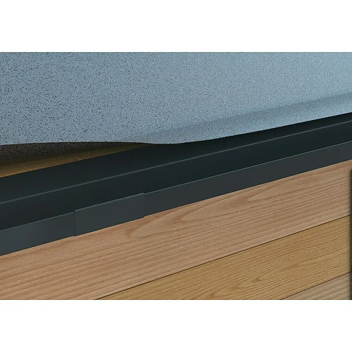 Sarei Piccolo Rinnenverbinder - Nennweite: 70 mm, Anthrazit - Detailansicht einer stilvollen, dunkelgrauen Entwässerungsrinne, die nahtlos in eine Holzterrasse integriert ist und modernes Design zeigt.