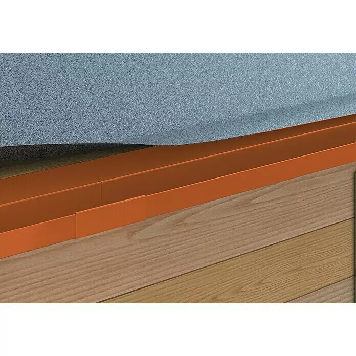 Sarei Piccolo Rinnenverbinder - Nennweite: 70 mm, Aluminium, Ziegelrot - Oranges lineares Entwässerungsprofil zwischen grauer Oberfläche und Holzdeck.