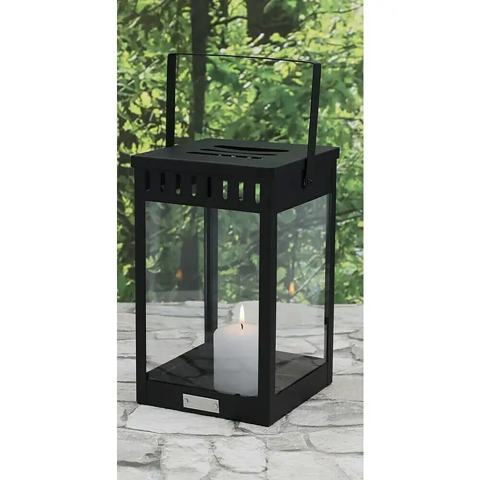 Laterne Living - L x B x H: 15 x 15 x 25 cm, Schwarz - Schwarze Laterne mit Glasfenstern und einer weißen Kerze im Inneren, die ein sanftes Licht spendet. Ideal für stimmungsvolle Momente.