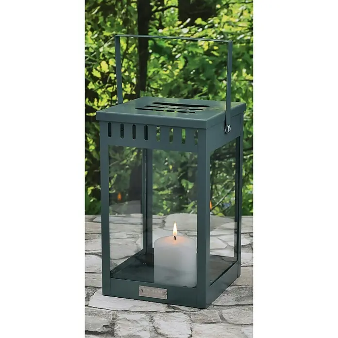 Laterne Living - L x B x H: 15 x 15 x 25 cm, Grün - Eine grüne Laterne mit einer weißen Kerze darin, die auf einem Steintisch vor einem grünen Hintergrund steht.