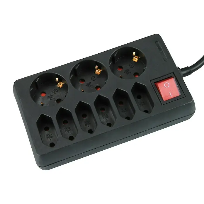 Base de enchufe múltiple - Negro, Longitud del cable: 1,4 m, Con interruptor, Número de enchufes Schuko: 3 ud. - Regleta de enchufes negra con múltiples tomas y un interruptor rojo. Este protector contra sobretensiones es útil para conectar varios dispositivos.