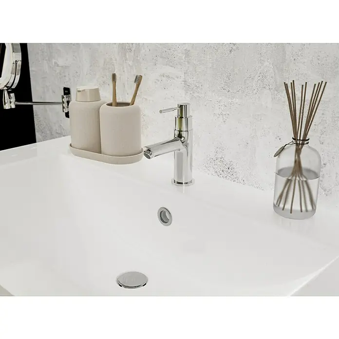 Camargue Kaltwasser-Standventil Trevi - Chrom, Glänzend - Nahaufnahme eines Badezimmers mit einem Waschbecken, Armatur, Seifenspender, Zahnbürsten und Duftstäbchen für eine stilvolle Atmosphäre.
