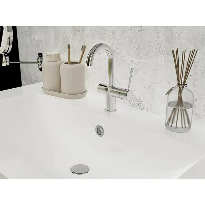 Camargue Merida Waschtischarmatur - Chrom, Glänzend, U-Auslauf - Nahaufnahme eines Badezimmers mit Waschbecken, Armatur, Zahnbürsten und Duftstäbchen, die eine elegante und funktionale Badezimmerausstattung präsentieren.