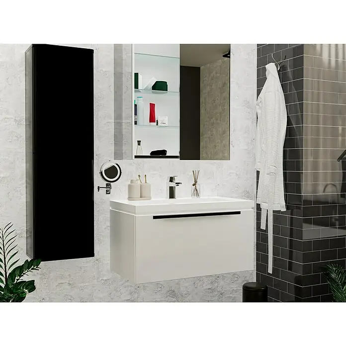 Grohe Eurocube Waschtischarmatur - Chrom, Glänzend - Elegantes Badezimmer-Interieur mit einem modernen weißen Waschtisch, einem schwarzen Seitenschrank und einem stilvollen Spiegel.