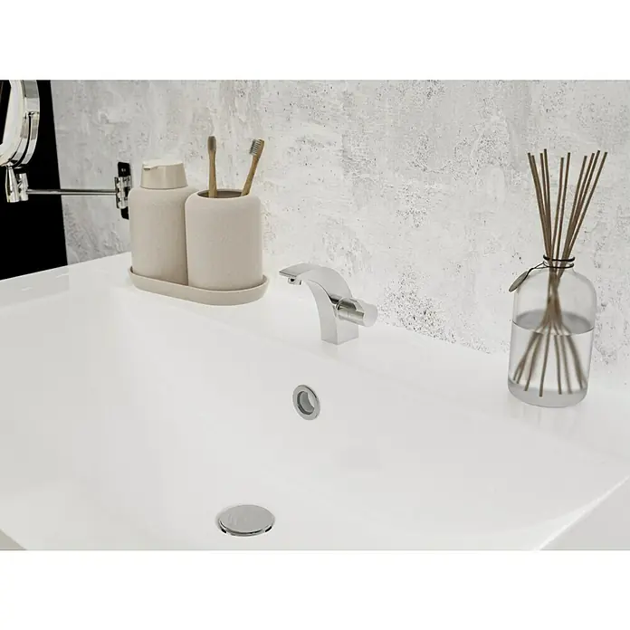Camargue Waschtischarmatur Tarragona - Chrom, Glänzend - Das Bild zeigt ein Waschbecken mit Armatur, Seifenspender, Zahnputzbecher mit Zahnbürsten und einem Duftspender. Die Sanitärobjekte sind in hellen Farben gehalten.
