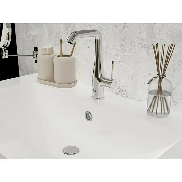 Grohe Essence New Waschtischarmatur - Chrom, Glänzend - Moderne Badezimmerarmatur von Grohe auf einem weißen Waschbecken, ergänzt durch stilvolle Accessoires.