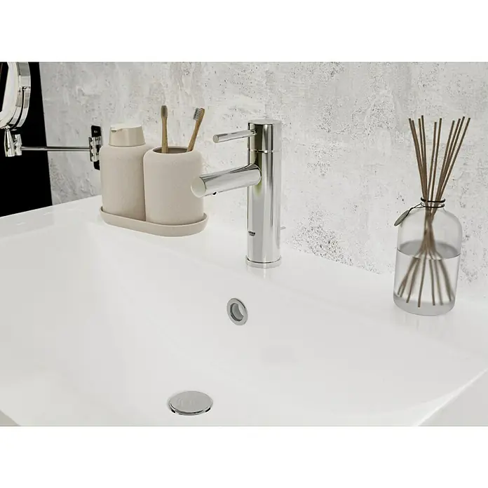 Grohe Essence New Waschtischarmatur S-Size - Höhe: 20,8 cm, Chrom, Glänzend - Nahaufnahme eines Waschbeckens mit Armatur, Seifenspender und Duftstäbchen, die eine elegante und saubere Badezimmeratmosphäre schaffen.