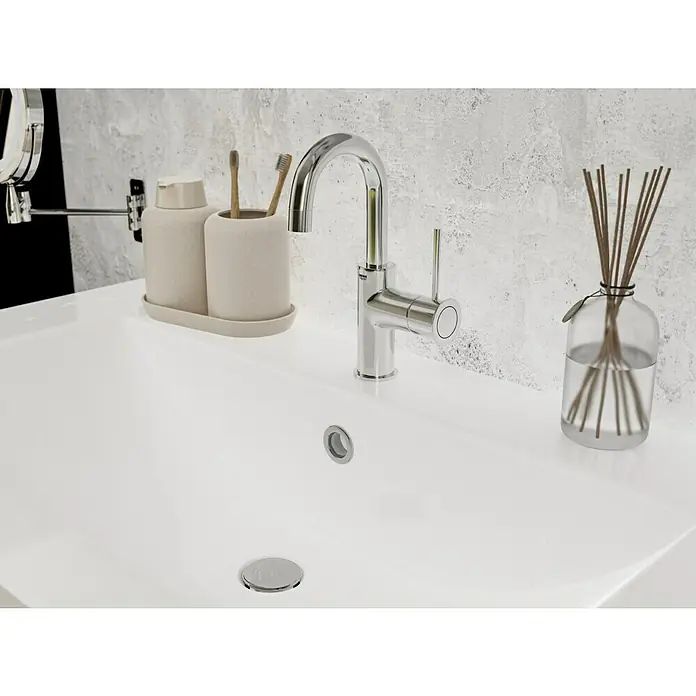 Grohe Start Classic Waschtischarmatur L-Size - Chrom, Glänzend - Nahaufnahme eines eleganten Waschbeckens mit Armatur, Seifenspender, Zahnbürsten und Duftstäbchen, die das stilvolle Badezimmerambiente betonen.