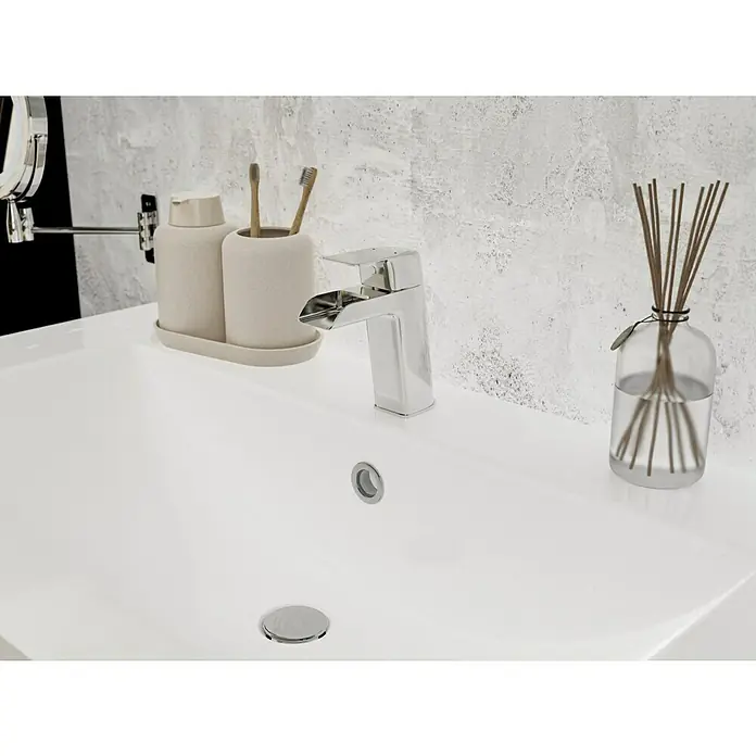 Camargue Waschtischarmatur Toronto - Chrom, Glänzend - Nahaufnahme eines weißen Waschbeckens mit Armatur, Seifenspender, Zahnbürsten und Duftstäbchen.