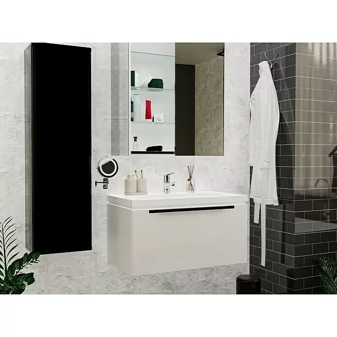 Hansgrohe Novus Loop Waschtischarmatur 70 - Chrom, Glänzend - Weißer wandmontierter Badwaschtisch mit Waschbecken und Chromarmatur, daneben ein schwarzer Hochschrank.
