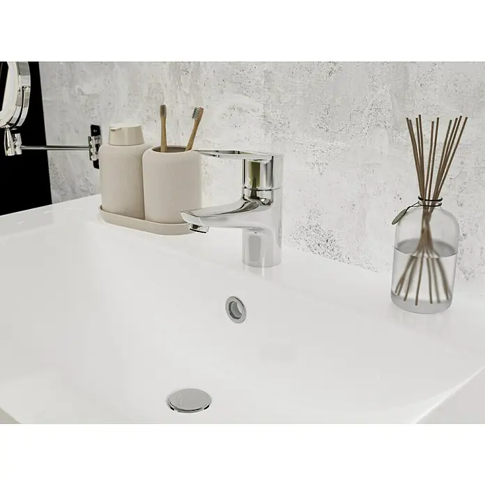 Hansgrohe Novus Loop Waschtischarmatur 70 - Chrom, Glänzend - Eine Nahaufnahme eines Badezimmerwaschbeckens mit Armatur, Seifenspender, Zahnbürsten und einem Duftzerstäuber für ein stilvolles Ambiente.