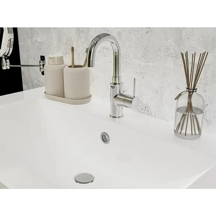 Grohe Concetto Waschtischarmatur L-Size - Chrom, Glänzend - Ein Waschbecken mit einer Armatur, einem Seifenspender und einem Duftspender. Das Waschbecken ist weiß und die Armatur ist aus Chrom.
