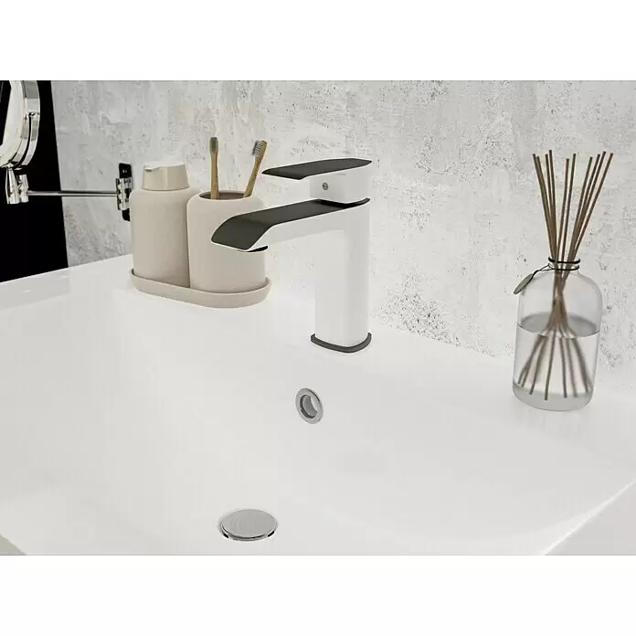 Camargue Waschtischarmatur Snow - Weiß/Chrom, Glänzend - Moderner weiß-dunkelgrauer Wasserhahn auf einem weißen Keramikwaschbecken im Badezimmer.