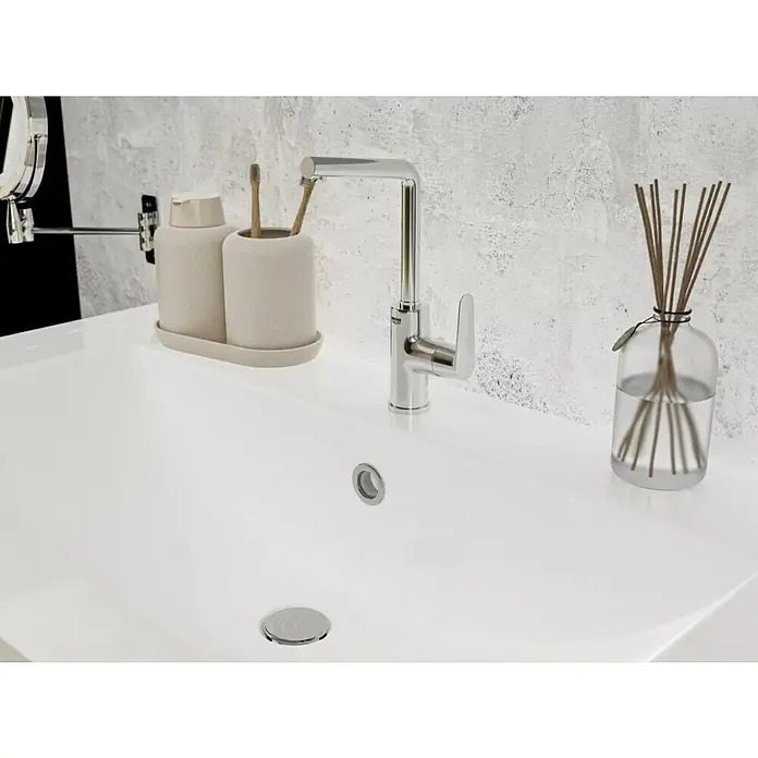 Grohe Eurodisc Waschtischarmatur L-Size - Chrom, Glänzend - Nahaufnahme eines Waschbeckens mit Armatur, Seifenspender und Duftstäbchen, Fokus auf modernes Baddesign und hochwertige Ausstattung.